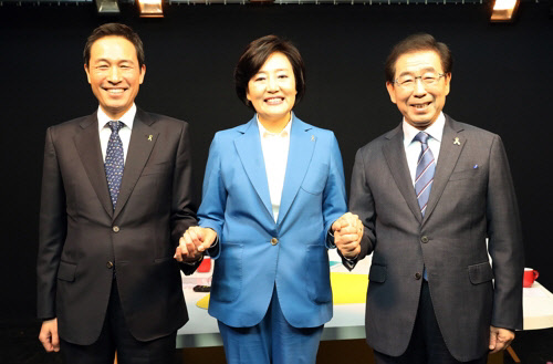 서울시장에 출마한 더불어민주당 박원순(오른쪽부터)·박영선·우상호 예비후보가 지난 17일 한겨레신문사에서 열린 경선토론회에 앞서 기념촬영을 하고 있다./연합뉴스